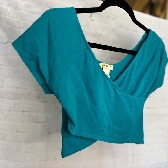 Cute crop top turquoise nice fit. Size L. Arden B - Picture 5 of 7